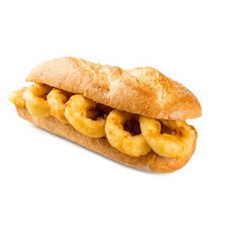 Entrepà De Calamars A La Romana Amb Enciam I Romesco