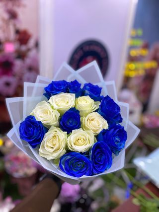15 Stems of Blue & White Roses