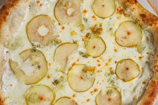 Пицца с сыром Дорблю и грушей Четыре сыра (420г)