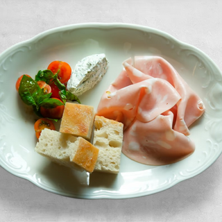 Focaccia z mortadelą