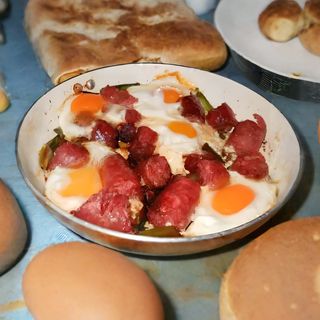 Kobasica sa kačkavaljem i jajima