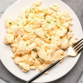 Бъркани яйца със сирене