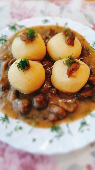 Pyzy z mięsem 4szt z gulaszem i surówką