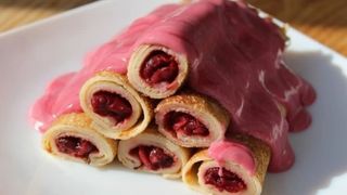 ბლინები ალუბლის მურაბით და ნაყინით