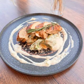 Steak de pui cu broccoli gratinat în sos