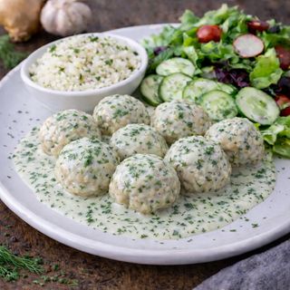 Pulpety z pierśi kurczaka w sosie koperkowym