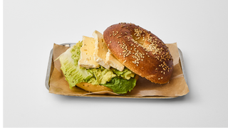 Bajgiel z awokado i serem Camembert