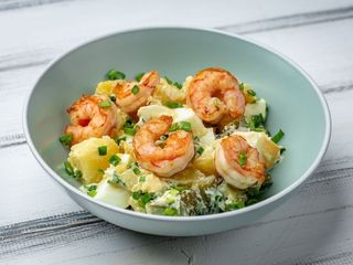 Теплий картопляний салат з креветками (330g)