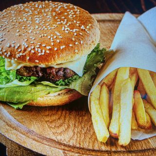 Hamburguesa con papas fritas