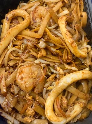 33. Пържени спагети с морски дарове на тиган (700г)