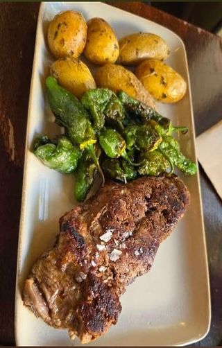 Solomillo de ternera con pimientos de padrón y patatas al horno