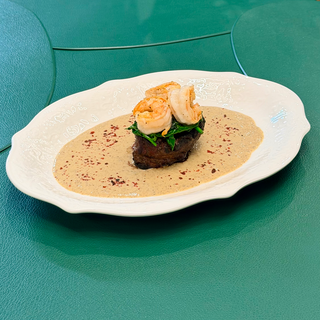 Філе міньйон з креветками та грибним соусом