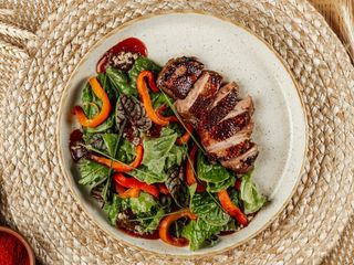 Салат з пряною качкою Сувід, печеним перцем та Вишневим соусом (330г)