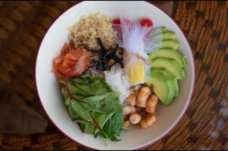 Поке боул с креветками,авокадо и лососем