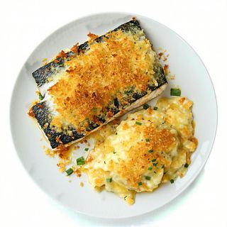 Spigola gratinata al forno con contorno di gratinati