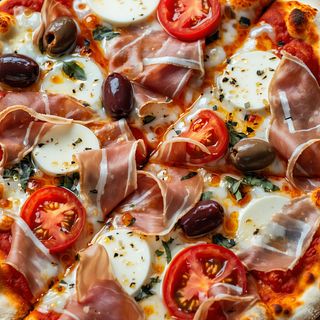 Pizza rossa gorgonzola speck e olive