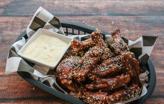 Buffalo wings w sosie teriyaki z sezamem