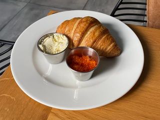 Круасан з червоною ікрою (170g)