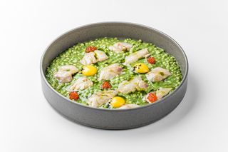 Шпинатний птітім з сібасом крудо, червоною ікрою та перепелиними жовтками 