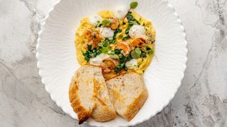 Скрэмбл с креветками, ореховым соусом и тартином