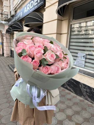 25 рожевих троянд "Novia" з екаліптом