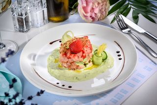 Tartar de somon cu maioneză de avocado si ragu de capsuni