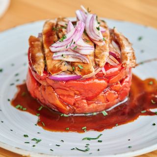 Ensalada De Ventresca De Bonito Con Pimiento Rojo Asado Y Tomate