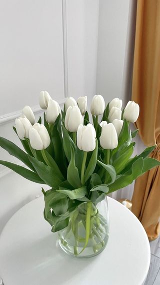 buchet 15 lalele albe