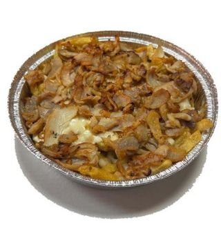 Patatas con queso y carne de kebab