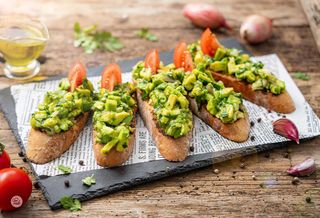 Брускети с авокадо мус