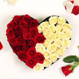 გულის ფორმის კომპოზიცია წითელი და თეთრი ვარდებით