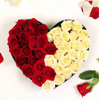 გულის ფორმის კომპოზიცია წითელი და თეთრი ვარდებით