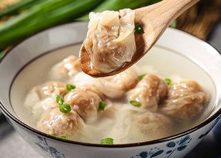 18. Zuppa di ravioli di carne con sfoglia di carne