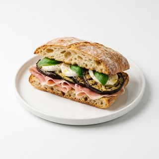Panino con prosciutto crudo di Parma, mozzarella e melanzane
