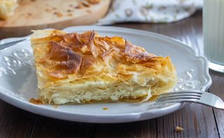 Burek sa sirom 1/4