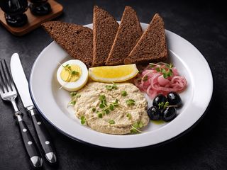 Форшмак із алюторського оселедця з теплими грінками (240g)