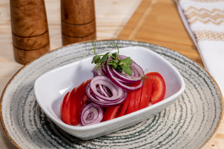 SALATA DE ROSII SI CEAPA ROSIE