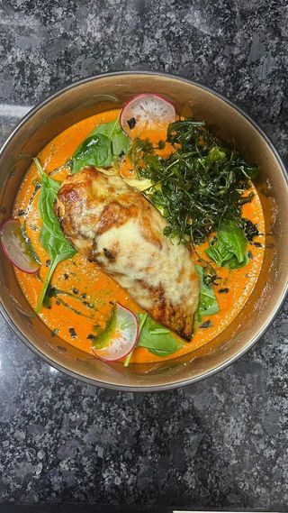 Pui parmigiano şi garnitură dollar chips