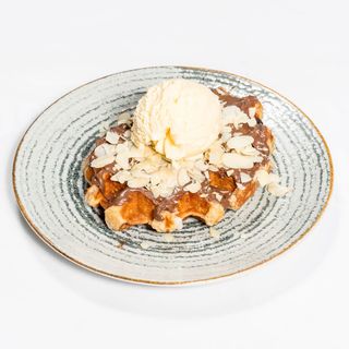 Белгийска гофрета с шоколад и сладолед (280г)