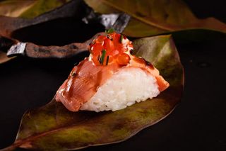 Nigiri Salmón Flameado Con Hueva (1 Ud.)