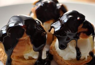 Profiteroles Con Dos Chocolates