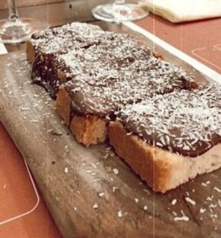 Bruschetta con Nutella e scaglie di cocco