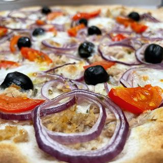 PIZZA AL PIATTO BIANCA -  TONNO E CIPOLLA