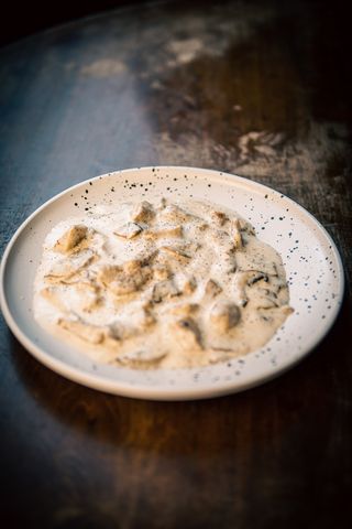 Pui cu sos alb si ciuperci