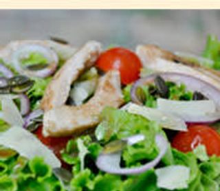 Зелена салата с пиле, пармезан и зелени семки (400г)