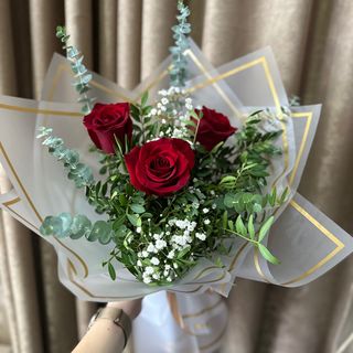 3 crvene ekvador ruze u buketu