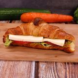 Сандвич кроасан Капрезе