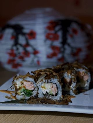 Боніто зі смаженим лососем та карамелізованим яблуком