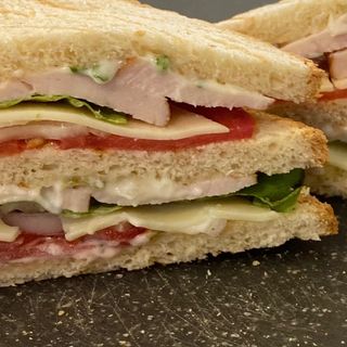 შებოლილი ქათმის ბიგ ქლაბ სენდვიჩი