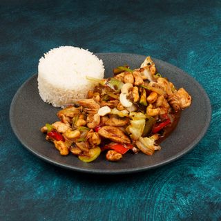 Prženi indijski orasi sa hrskavim povrćem i piletinom